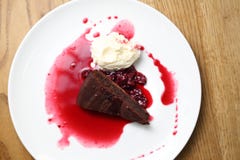 Brownie με τη σάλτσα και το παγωτό σμέουρων στοκ φωτογραφίες με δικαίωμα ελεύθερης χρήσης Brownie με τη σάλτσα και το παγωτό σμέουρων στοκ φωτογραφίες με δικαίωμα ελεύθερης χρήσης