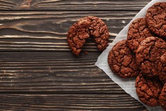 Brownies op houten achtergrond royalty-vrije stock foto Brownies op houten achtergrond royalty-vrije stock foto
