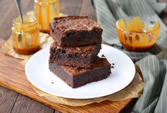 Brownies saborosos com molho do caramelo foto de stock Brownies saborosos com molho do caramelo foto de stock