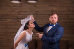 Brud i den vita klänningen mot förvånad brudgum royaltyfri foto Brud i den vita klänningen mot förvånad brudgum royaltyfri foto