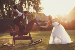 Brud och brudgum med en häst arkivfoto Brud och brudgum med en häst arkivfoto