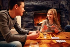 Bruder und Schwester, die Spaß und Spielkarten zu Hause haben Stockfotos Bruder und Schwester, die Spaß und Spielkarten zu Hause haben Stockfotos