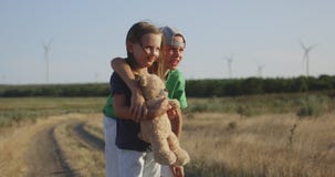Bruder und Schwester, die weit weg auf dem Gebiet schauen Bruder und Schwester, die weit weg auf dem Gebiet schauen