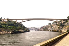 Brug die spanwijdten over de Douro-Rivier in Porto Portugal stock afbeelding Brug die spanwijdten over de Douro-Rivier in Porto Portugal stock afbeelding