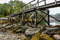 Brug op een Inham in Maine stock afbeelding Brug op een Inham in Maine stock afbeelding