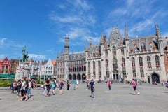 Brugge - Grote Markt, het gotische gebouw van Provinciaal Hof, en Historium-de bouw royalty-vrije stock foto's Brugge - Grote Markt, het gotische gebouw van Provinciaal Hof, en Historium-de bouw royalty-vrije stock foto's