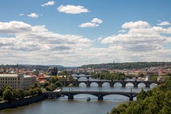Bruggen op Vltava-rivier in Praag - Tsjechische Republiek stock afbeelding Bruggen op Vltava-rivier in Praag - Tsjechische Republiek stock afbeelding