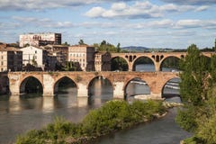 Bruggen over de Tarn in Albi royalty-vrije stock afbeeldingen Bruggen over de Tarn in Albi royalty-vrije stock afbeeldingen