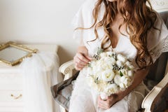 Bruid in een witte boudoirkleding die rustiek boeket houden Bruids boudoir stock fotografie Bruid in een witte boudoirkleding die rustiek boeket houden Bruids boudoir stock fotografie
