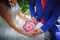 Bruid en bruidegom die bruids boeket dicht tegenhouden stock foto's Bruid en bruidegom die bruids boeket dicht tegenhouden stock foto's