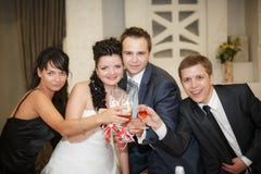 Bruid en bruidegom die door vriend worden gezegend stock fotografie Bruid en bruidegom die door vriend worden gezegend stock fotografie