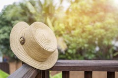Bruine hoed op houten omheining over vage groene tuinachtergrond royalty-vrije stock afbeeldingen Bruine hoed op houten omheining over vage groene tuinachtergrond royalty-vrije stock afbeeldingen
