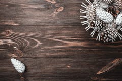 Bruine houten achtergrond met textuur Decoratieve sparappel Beurs, Nieuwjaar en Kerstmis royalty-vrije stock afbeeldingen Bruine houten achtergrond met textuur Decoratieve sparappel Beurs, Nieuwjaar en Kerstmis royalty-vrije stock afbeeldingen