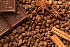 Bruine ingrediëntenmacro: anijsplantster, pijpjes kaneel en koffiebonen Hoogste mening stock afbeelding Bruine ingrediëntenmacro: anijsplantster, pijpjes kaneel en koffiebonen Hoogste mening stock afbeelding
