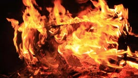 Bruit des crickets de nuit, du recouvrement de l'eau et du crépitement du feu pour 30seconds Vid?o en gros plan extr?me d'un feu Bruit des crickets de nuit, du recouvrement de l'eau et du crépitement du feu pour 30seconds Vid?o en gros plan extr?me d'un feu