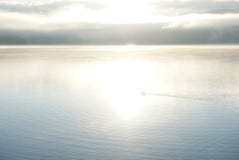 Brume pendant le d?but de la matin?e avec la r?flexion sur le lac Yamanaka photographie stock libre de droits Brume pendant le d?but de la matin?e avec la r?flexion sur le lac Yamanaka photographie stock libre de droits