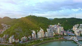 Brummen fliegt entlang Insel-Küste mit Nizza Stadt unter blauen Himmel Brummen fliegt entlang Insel-Küste mit Nizza Stadt unter blauen Himmel