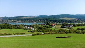 Brummenluftgesamtlänge von einer ungarischen Landschaft, nahe dem kleinen Dorf Orfu stock footage Brummenluftgesamtlänge von einer ungarischen Landschaft, nahe dem kleinen Dorf Orfu stock footage