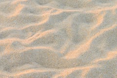 Brun sand på stranden där är spår av folk som fint går strandsand i sommarsolen royaltyfri foto Brun sand på stranden där är spår av folk som fint går strandsand i sommarsolen royaltyfri foto