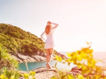 Brunbränd brunett som lyfter armar och tycker om frihet vid havet royaltyfri foto Brunbränd brunett som lyfter armar och tycker om frihet vid havet royaltyfri foto