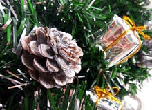 Brunch artificiali dell'albero di Natale decorati con la bagattella d'argento, i contenitori di giocattolo ed il cono attuali fotografie stock Brunch artificiali dell'albero di Natale decorati con la bagattella d'argento, i contenitori di giocattolo ed il cono attuali fotografie stock