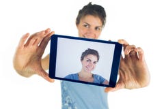 Brune occasionnelle prenant un selfie Photo libre de droits Brune occasionnelle prenant un selfie Photo libre de droits