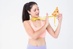 Brune tenant la pizza et mesurant la bande images libres de droits Brune tenant la pizza et mesurant la bande images libres de droits