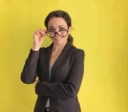 Brunetki biznesowa kobieta zdejmuje jej szkła i ono uśmiecha się przy kamerą zdjęcie stock Brunetki biznesowa kobieta zdejmuje jej szkła i ono uśmiecha się przy kamerą zdjęcie stock