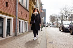 Brunetki dziewczyny żakieta szkieł wiosny jesieni słońca spaceru miasta portreta młodej kobiety mody turystyczny uliczny odprowad zdjęcia stock Brunetki dziewczyny żakieta szkieł wiosny jesieni słońca spaceru miasta portreta młodej kobiety mody turystyczny uliczny odprowad zdjęcia stock