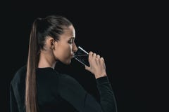 Brunetki kobiety woda pitna odizolowywająca na czarnym, zdrowym żywym pojęciu, fotografia royalty free Brunetki kobiety woda pitna odizolowywająca na czarnym, zdrowym żywym pojęciu, fotografia royalty free