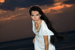 brunetki półmrok nad nieba zmierzchu kobietą fotografia stock brunetki półmrok nad nieba zmierzchu kobietą fotografia stock