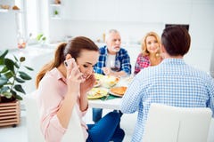 Brunett härlig, lycklig, gladlynt attraktiv flicka som vänder, a royaltyfri bild Brunett härlig, lycklig, gladlynt attraktiv flicka som vänder, a royaltyfri bild