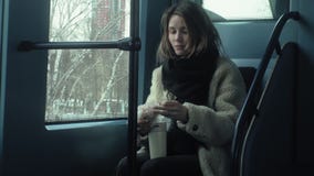 Οι νέοι γύροι γυναικών brunette στις δημόσιες συγκοινωνίες, χρησιμοποιούν το τηλέφωνο με τα ακουστικά φιλμ μικρού μήκους Οι νέοι γύροι γυναικών brunette στις δημόσιες συγκοινωνίες, χρησιμοποιούν το τηλέφωνο με τα ακουστικά φιλμ μικρού μήκους