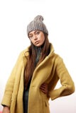 Brunette Frauenmodell des modernen Hippies im stilvollen beige Mantel und im grauen Hut stockfoto Brunette Frauenmodell des modernen Hippies im stilvollen beige Mantel und im grauen Hut stockfoto
