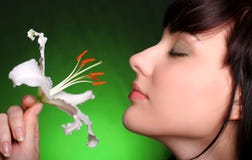 Brunette mit Blumen der weißen Lilie stockbilder Brunette mit Blumen der weißen Lilie stockbilder