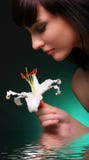 Brunette mit Blumen der weißen Lilie im Wasser stockbilder Brunette mit Blumen der weißen Lilie im Wasser stockbilder