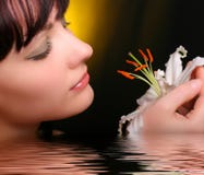 Brunette mit Blumen der weißen Lilie im Wasser stockbild Brunette mit Blumen der weißen Lilie im Wasser stockbild