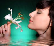Brunette mit Blumen der weißen Lilie im Wasser lizenzfreie stockfotos Brunette mit Blumen der weißen Lilie im Wasser lizenzfreie stockfotos