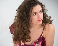 Brunettemädchen mit dem langen gelockten Haar, mit Kleid mit dünnen Bügeln, stockfotografie Brunettemädchen mit dem langen gelockten Haar, mit Kleid mit dünnen Bügeln, stockfotografie