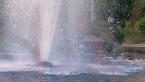 Brunnen im Garten Nahaufnahme des Wassers gießend aus dem Brunnen im Freien stock video Brunnen im Garten Nahaufnahme des Wassers gießend aus dem Brunnen im Freien stock video