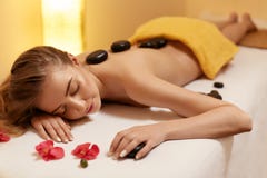 brunnsort 7 Den härliga blondinen får stenmassage Wellness Co arkivbild brunnsort 7 Den härliga blondinen får stenmassage Wellness Co arkivbild
