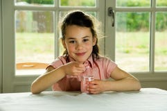 brunt barn som äter haired yoghurt arkivbild brunt barn som äter haired yoghurt arkivbild