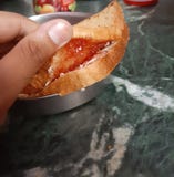 Brunt bröd med insidan för för blandningfruktdriftstopp och kräm frukost royaltyfri fotografi Brunt bröd med insidan för för blandningfruktdriftstopp och kräm frukost royaltyfri fotografi