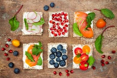 Bruschetta crostini zakąsek mieszanka ustawia z różnorodnymi polewami Rozmaitość małe cukierki i podśmietania śniadaniowe kanapki obrazy stock Bruschetta crostini zakąsek mieszanka ustawia z różnorodnymi polewami Rozmaitość małe cukierki i podśmietania śniadaniowe kanapki obrazy stock
