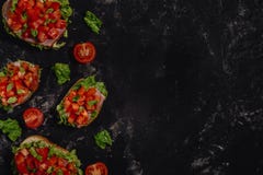 Bruschetta italiana tradizionale con i pomodori, la salsa della mozzarella, le foglie dell'insalata ed il prosciutto tagliati su fotografie stock libere da diritti Bruschetta italiana tradizionale con i pomodori, la salsa della mozzarella, le foglie dell'insalata ed il prosciutto tagliati su fotografie stock libere da diritti