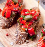 Bruschetta italiano, crostini con paprikas asados y aceite de oliva Imágenes de archivo libres de regalías Bruschetta italiano, crostini con paprikas asados y aceite de oliva Imágenes de archivo libres de regalías