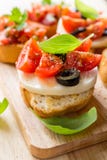 Bruschetta italiano del aperitivo Fotos de archivo Bruschetta italiano del aperitivo Fotos de archivo