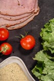 Συστατικά για το ιταλικό bruschetta μαγειρέματος στο σκοτεινό πίνακα Ιταλικό bruschetta με τις ντομάτες κερασιών, σάλτσα τυριών, στοκ εικόνες Συστατικά για το ιταλικό bruschetta μαγειρέματος στο σκοτεινό πίνακα Ιταλικό bruschetta με τις ντομάτες κερασιών, σάλτσα τυριών, στοκ εικόνες
