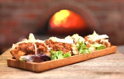 Bruschetta Старого Мира итальянское покрыло с соусом и сыром мяса стоковое фото rf Bruschetta Старого Мира итальянское покрыло с соусом и сыром мяса стоковое фото rf