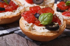 Bruschette italienne avec les tomates, le feta et les olives photos libres de droits Bruschette italienne avec les tomates, le feta et les olives photos libres de droits